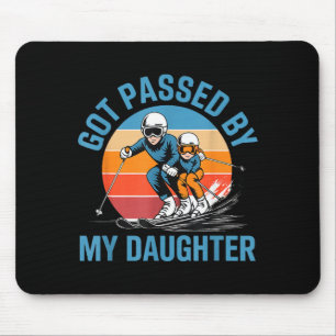 Von meiner Tochter getreten Lustiger Skifahrender Mousepad