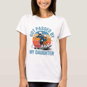 Von meiner Tochter überholt Lustiger Skifahrender T-Shirt
