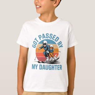 Von meiner Tochter überholt Lustiger Skifahrender T-Shirt