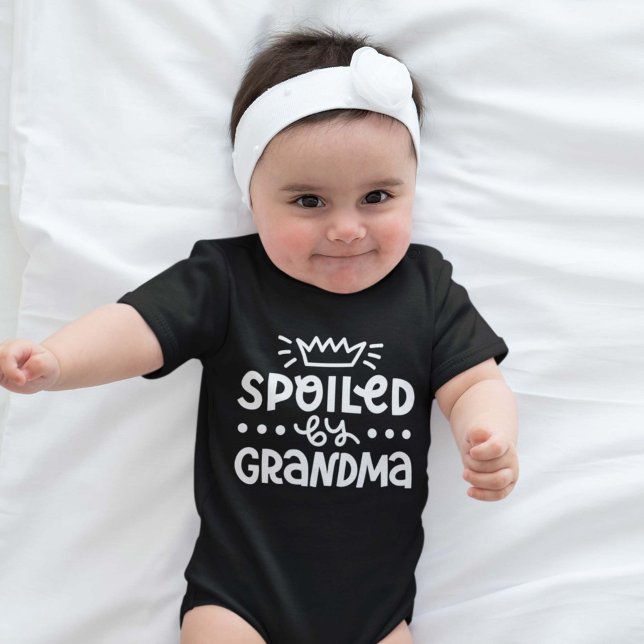 von Oma verwöhnt Baby Strampler (Von Creator hochgeladen)