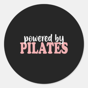Von Pilates für Pilates-Klasse angetrieben Runder Aufkleber