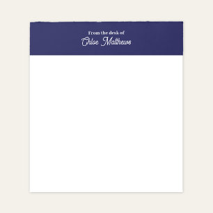 Von Schreibtisch mit weißer Schrift und navyblauer Notizblock