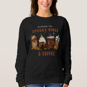Von Spooky Vibes & Coffee Halloween gespeist Sweatshirt