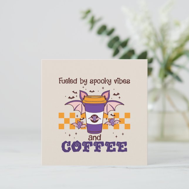 Von Spooky Vibes und Kaffee gespeist - Halloween-B (Stehend Vorderseite)