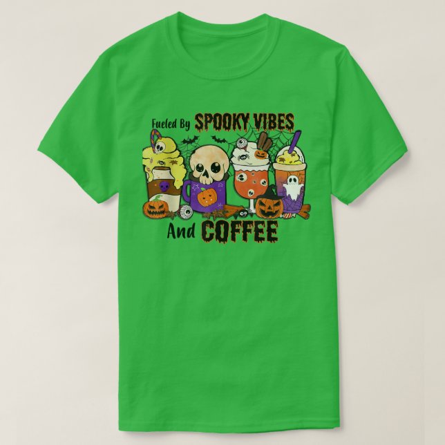 Von Spooky Vibes und Kaffee Halloween gespeist T-Shirt (Design vorne)