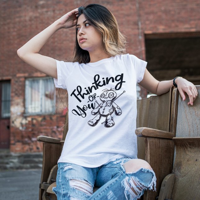 Voodoo Doll | Denken Sie an Ihren Halloween-T - Sh T-Shirt (Von Creator hochgeladen)