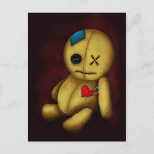 Voodoo Lumpenpuppe mit Knöpfen, Flicken und Nadeln Postkarte