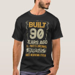 Vor 90 Jahren gebaut - alle Teile Original-Outfit  T-Shirt<br><div class="desc">Dieses lustige 90. Geburtstagskleid macht ein cooles Design für Männer,  die zu jedem Anlass ihren 90. Geburtstag feiern. Das 90. Geburtstagsdesign für Papa/Opa wird dieses lustige Tagesdesign mit Sicherheit Liebe geben.</div>