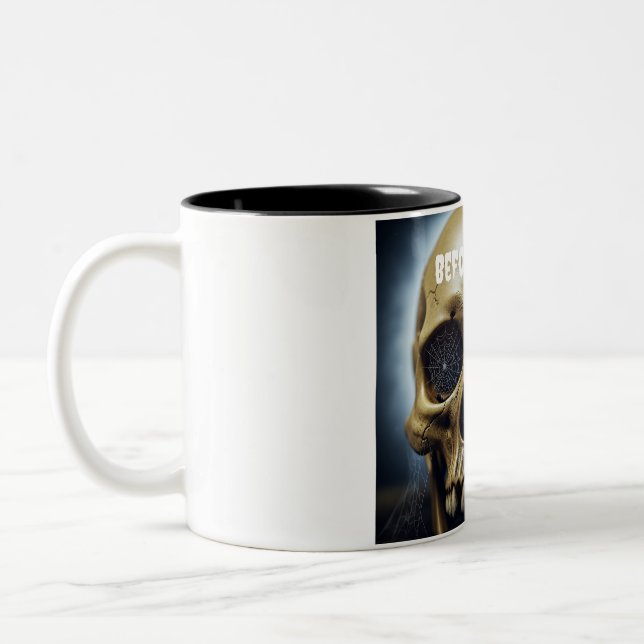 Vor Coffe Spooky Skull zweifarbige Tasse (Links)