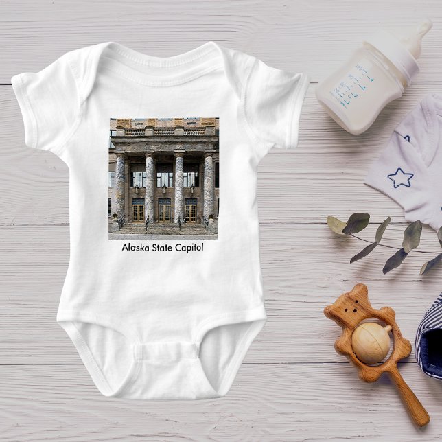 Vorderansicht der Hauptstadt des Alaska-Staat im J Baby Strampler (Front View of the Alaska State Capitol in Juneau Baby Bodysuit)