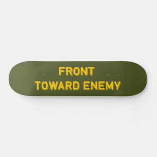 VORDERSEITE IN RICHTUNG ENEMY SKATEBOARD