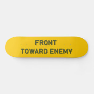 VORDERSEITE IN RICHTUNG ENEMY SKATEBOARD