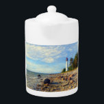 Vormsi Stillness Teapot<br><div class="desc">Dieses Kunstwerk zeigt die ruhige und zeitlose Präsenz von Vormsi, einer kleinen estnischen Insel in der Ostsee. Im Zentrum steht das Leuchtturm Sachsens - nicht als Symbol der Großartigkeit, sondern als ruhiger, beständiger Führer, umgeben von der Stille der Küsten. Die Komposition zeichne auf sanften Naturtönen, minimalen Linien und subtilen Gewürzen,...</div>