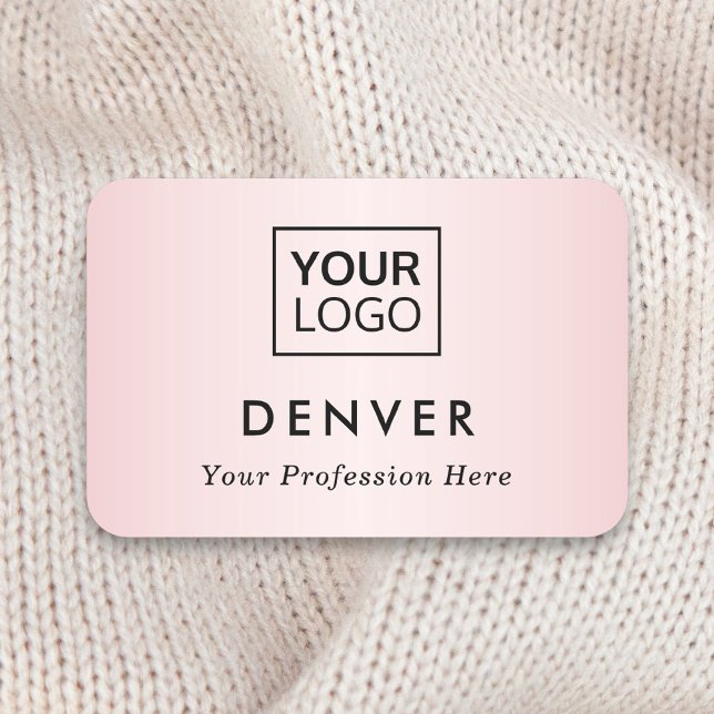 Vorname des Logos und Titel des rosa Satin-Farbver Namensschild (Von Creator hochgeladen)