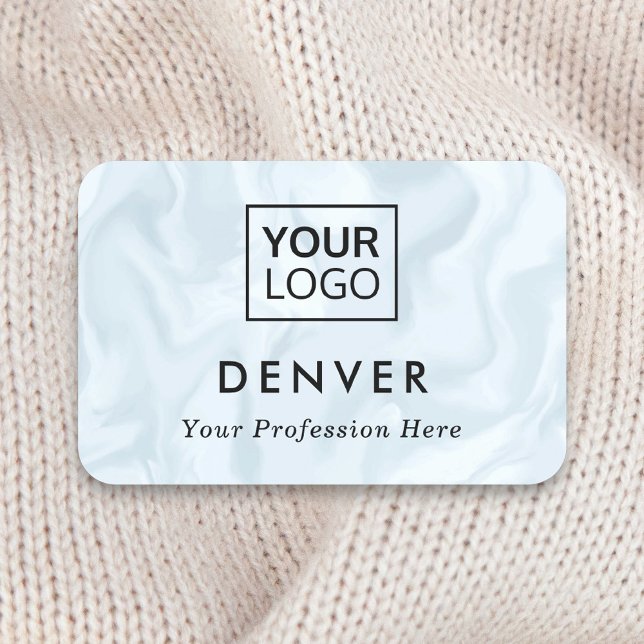 Vorname und Titel des Logos hellblau, graumarmorie Namensschild (Von Creator hochgeladen)