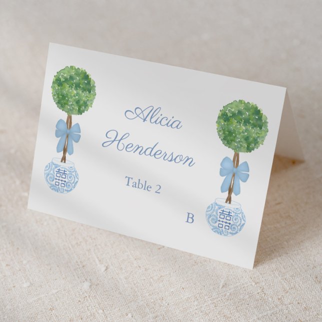 Vornehme blaue Schleifen- Buchsbaum-Einzelplatzkar Tischnummer (Elegant individual place card with watercolor boxwood topiary and pale blue bow with ginger jar )