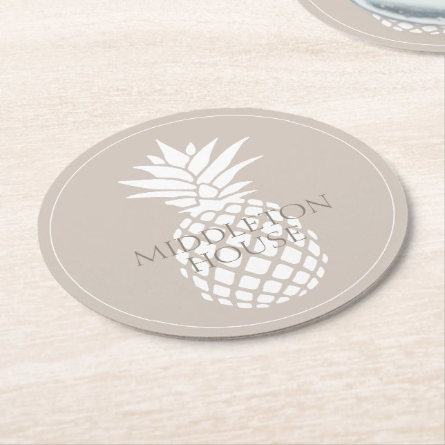Vornehme weiße Ananas auf beigem personalisiertem  Runder Pappuntersetzer (Angewinkelt)