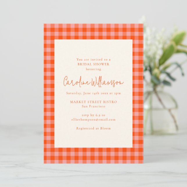 Vornehmes orange-pinkes Gingham-Karo-Brautjungfern Einladung (Stehend Vorderseite)