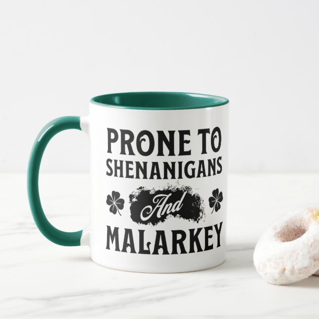 Vorreiter für Shenanigans und Malarkey St Patrick' Tasse (Mit Donut)