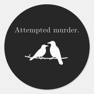 Vorsätzlicher Mord Krähe Pun Minimalist Dark Humor Runder Aufkleber