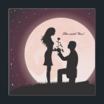 Vorschlag der Verlobung Moonlight Einladung<br><div class="desc">Die Silhouette eines Ehepaares, durch das Mondlicht in einem intimen Augenblick erwischt, wenn er auf seinem gebeugten Knie ist, das ihr seine Liebe und eine Rose vorschlägt und anbietet. Eine süße Einladung für eine Gesprächsparty: br/> Die Einladung ist leicht zu gestalten mit Ihrem Wortlaut, Schriftart, Schriftart und der Auswahl von...</div>