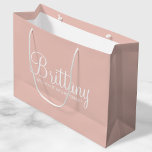 Vorschlag für eine Personalisierte Brautjacke in R Große Geschenktüte<br><div class="desc">Moderne Personalisierte Bridesmaid Vorschlag Geschenktasche mit personalisiertem Brautjungwein im modernen Schriftart-Stil mit dem Titel in weiß,  modern sans serif Schriftart Stil auf rot rosa Hintergrund. Auch perfekt für Trauzeugin,  Blume Mädchen und mehr.</div>