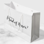 Vorschlag für eine Trauzeugin Neuer Vorschlag Große Geschenktüte<br><div class="desc">"Wirst du meine Trauzeugin sein?" Moderne Geschenktasche mit dem Titel "Will You Be My Trauzeugin?" im modernen Schriftart-Stil in Schwarz auf weißem Hintergrund.</div>