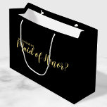 Vorschlag für eine Trauzeugin Neuer Vorschlag Große Geschenktüte<br><div class="desc">"Wirst du meine Trauzeugin sein?" Moderne Geschenktasche mit dem Titel "Will You Be My Trauzeugin?" im modernen,  goldfarbenen Schriftart-Stil auf schwarzem Hintergrund. Bitte beachten Sie: Die Details der Folie werden im Kunstwerk simuliert. Bei der Herstellung dieses Produktes wird keine Folie verwendet.</div>