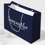 Vorschlag von Bridesmaid | Modern Script Navy Blue Große Geschenktüte<br><div class="desc">Vorschlag von Bridesmaid | Moderne Script Navy Blue Gift Tasche mit personalisiertem Bräunungsnamen in weißem,  modernem Script Schriftart Stil auf marineblau Hintergrund. Auch perfekt für Trauzeugin,  Blume Mädchen,  Trauzeuge,  Trauzeuge und Klingelträger.</div>