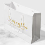 Vorschlag von Bridesmaid | Modernes Script Gold Große Geschenktüte<br><div class="desc">Vorschlag von Bridesmaid | Moderne Script White und Gold Geschenktasche mit dem personalisierten Namen der Brautjungfrau in modernem, goldfarbenem Schriftart auf weißem Hintergrund. Auch perfekt für Trauzeugin, Blume Mädchen, Trauzeuge, Trauzeuge und Klingelträger. Bitte beachten Sie: Die Details der Folie werden im Kunstwerk simuliert. Bei der Herstellung dieses Produktes wird keine...</div>