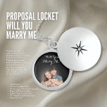 Vorschlagsliste - Heiraten Sie mich? Medaillon<br><div class="desc">Unser "Vorschlag Locket - Werden Sie mich heiraten?" ist ein bezaubernder Ort, der ein hochgeschätztes Foto hält. Es ist elegant und mit Liebe zum Detail gestaltet und öffnet sich, um einen versteckten Raum zu enthüllen, wo man ein Foto platzieren kann, das für beide von Ihnen eine besondere Bedeutung hat. Das...</div>