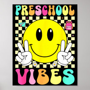 Vorschul-Vibes Retro-Lächeln Gesicht zurück zur Sc Poster