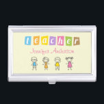 Vorschullehrer-niedliche Bleistift-Illustrationen Visitenkarten Etui<br><div class="desc">Kindergarten-Vorschullehrer-Zeichenstift-Bleistift-Hand gezeichnete Kinder und Schulelement-Geschäfts-Karten-Kasten. Alle Textart,  Farben,  Größen kann geändert werden,  um Ihren Bedarf zu passen. Dieser Entwurf ist für Kindergärtnerin,  Vorschullehrer,  grundlegenden Lehrer,  Kindertagesstätten-Lehrer und mehr perfekt. Wenn Sie irgendeine Kundenbezogenheit benötigen,  treten Sie mit mir bitte in Verbindung.</div>