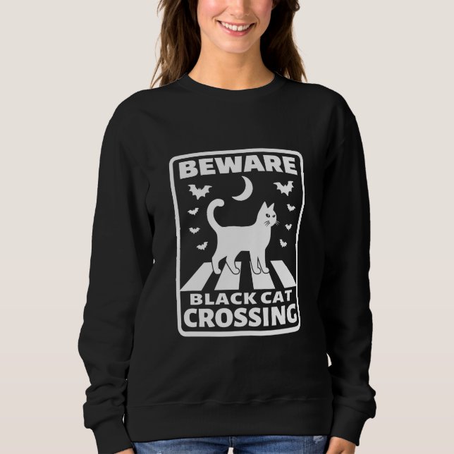 Vorsicht, Black Cat Crossing Funny Halloween Sweatshirt (Vorderseite)