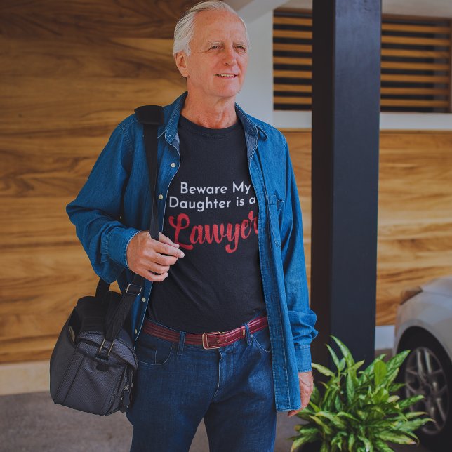 Vorsicht, meine Tochter ist Anwalt | MAMA VATER T-Shirt (Von Creator hochgeladen)