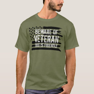 Vorsicht vor dem Hund des Veteranen T-Shirt