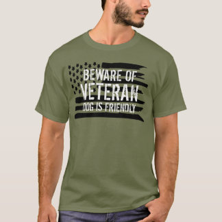 Vorsicht vor dem Hund des Veteranen T-Shirt
