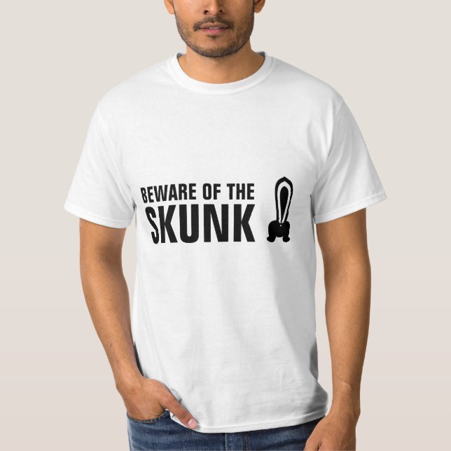 Vorsicht vor dem Skunk! T-Shirt (Vorderseite)