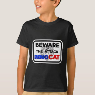 Vorsicht vor den Frauen der Demokratischen Angreif T-Shirt