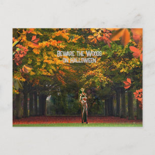 Vorsicht vor den Wäldern auf Halloween-Vampirhexe Feiertagspostkarte