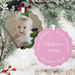 Vorweihnachtsname und Foto Pastell Pink Ornament Karte<br><div class="desc">Die erste Weihnachtsbaumkarte dieses Babys ist ein niedliches Erinnerungsstück für Ihre Tochter. Fügen Sie Ihr Lieblings-Foto an die Vorderseite. Auf der Rückseite ist ihr Name und das Jahr. Hänge auf dem Baum oder benutze als besondere personalisierte Geschenkmarke. Um Text und Foto zu ändern,  klicken Sie auf die Schaltfläche Personalisieren.</div>