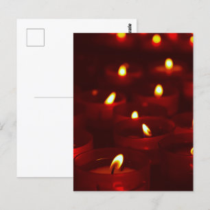 Votive Kerzen, die in vigil brennen Postkarte