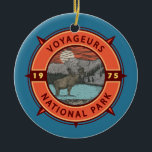 Voyageurs Nationalpark Moose Retro Kompass Emblem Keramik Ornament<br><div class="desc">Voyageurs Vektorgrafik Design. Der Park erstreckt sich über ein weitläufiges Gebiet und ist bekannt für seine Wälder,  Wasserwege und riesigen,  inselförmig angelegten Rainy-,  Kabetogama- und Namakan-Seen.</div>