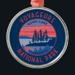 Voyageurs Nationalpark Rainy Lake Art erschüttert Ornament Aus Metall<br><div class="desc">Voyageurs Vektorgrafik Design. Der Park erstreckt sich über ein weitläufiges Gebiet und ist bekannt für seine Wälder,  Wasserwege und riesigen,  inselförmig angelegten Rainy-,  Kabetogama- und Namakan-Seen.</div>