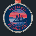 Voyageurs Nationalpark Rainy Lake Art erschüttert Ornament Aus Metall<br><div class="desc">Voyageurs Vektorgrafik Design. Der Park erstreckt sich über ein weitläufiges Gebiet und ist bekannt für seine Wälder,  Wasserwege und riesigen,  inselförmig angelegten Rainy-,  Kabetogama- und Namakan-Seen.</div>
