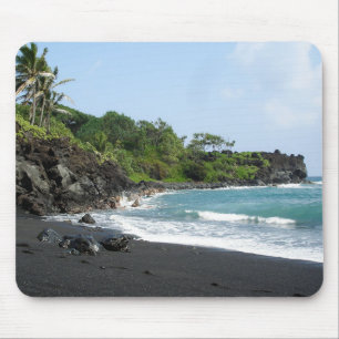 Vulkanischer schwarzer Sandstrand auf Hawaii Mousepad