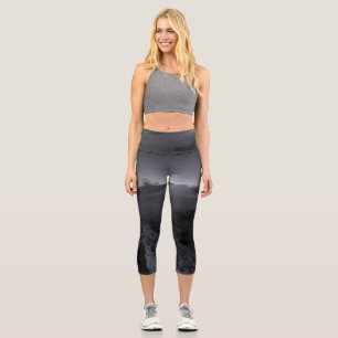 Vulkanischer Sonnenuntergang über majestätischen B Capri Leggings