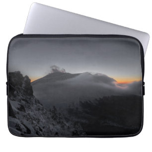 Vulkanischer Sonnenuntergang über majestätischen B Laptopschutzhülle