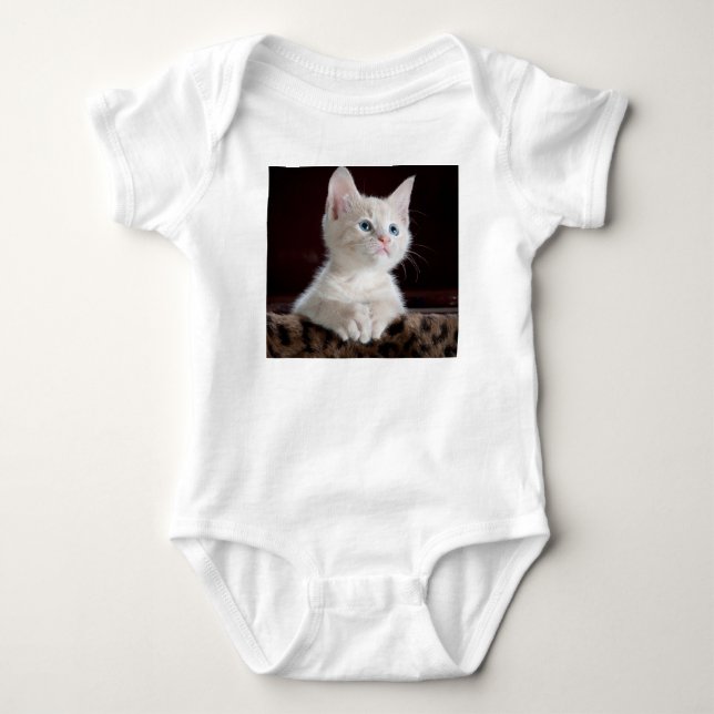 Vulnerable White Kitten Baby Strampler (Vorderseite)