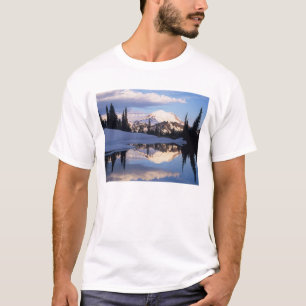 WA, Mt. Rainier NP, Mt. Rainier und Wolken T-Shirt
